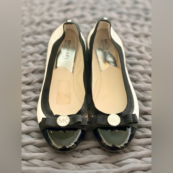 🤍New!🖤 Michael Kors Two-Tone Black and White Flats/Loafers. Fits size 7.5”! - Picture 4 of 4